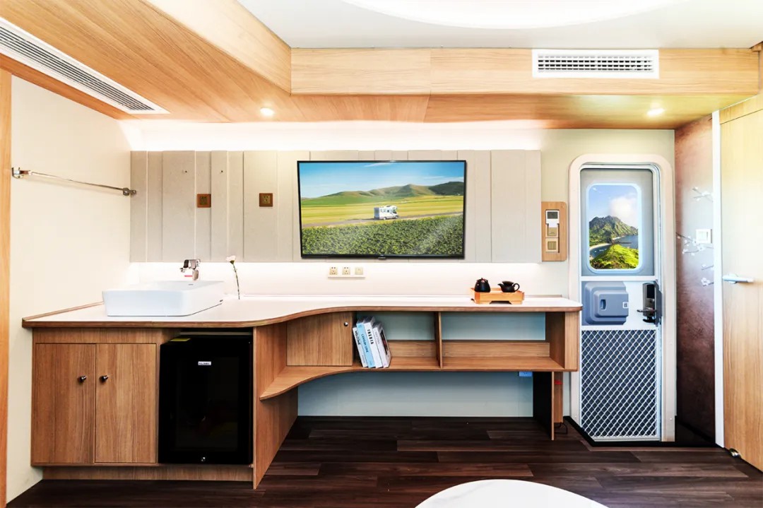 赛里木湖畔的“风景之屋”：幸运彩移动民宿开启沉浸式旅行体验