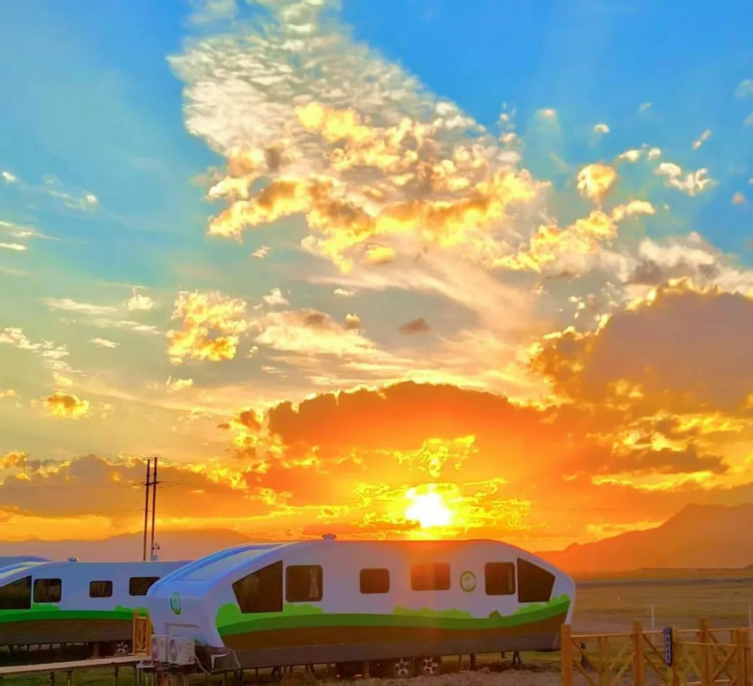 赛里木湖畔的“风景之屋”：幸运彩移动民宿开启沉浸式旅行体验